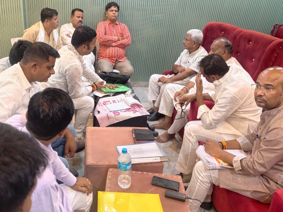 बैठक में चुनाव की तैयारियों को व्यवस्थित करने और संगठन के स्तर पर समन्वय मजबूत करने पर भी चर्चा हुई।