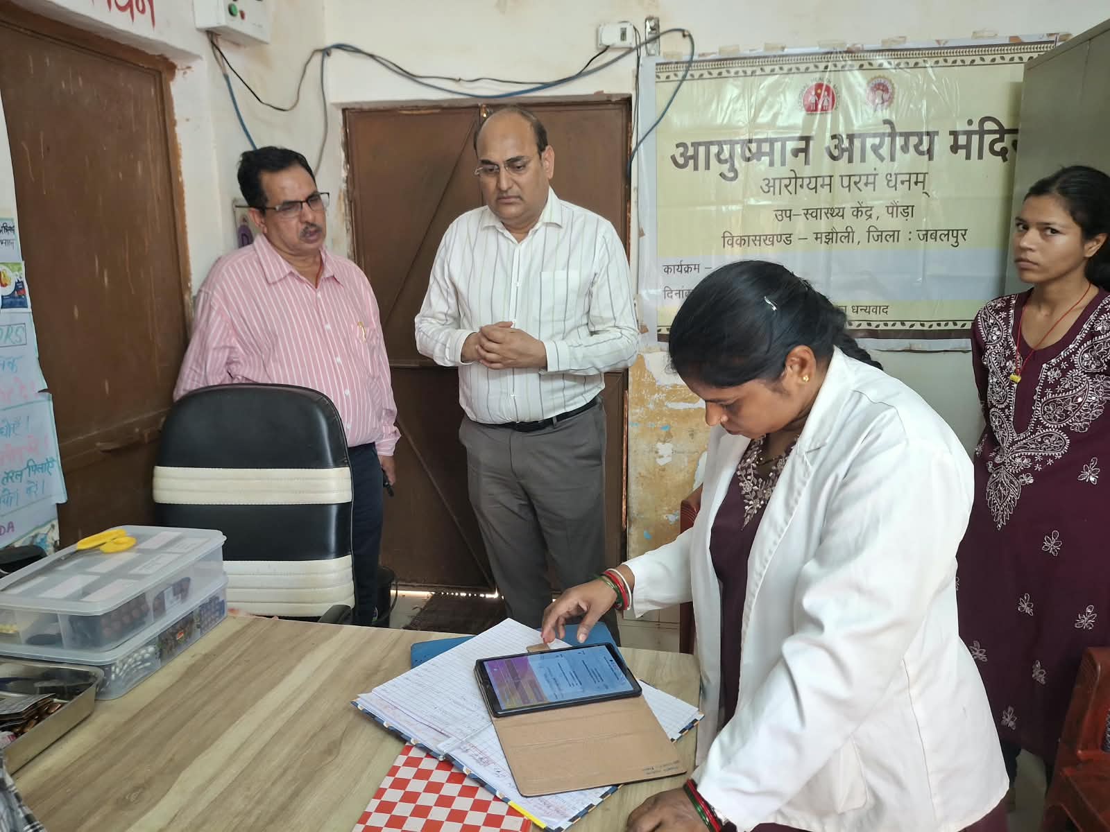 आंगनवाड़ी का निरीक्षण करते हुए कमिश्नर।