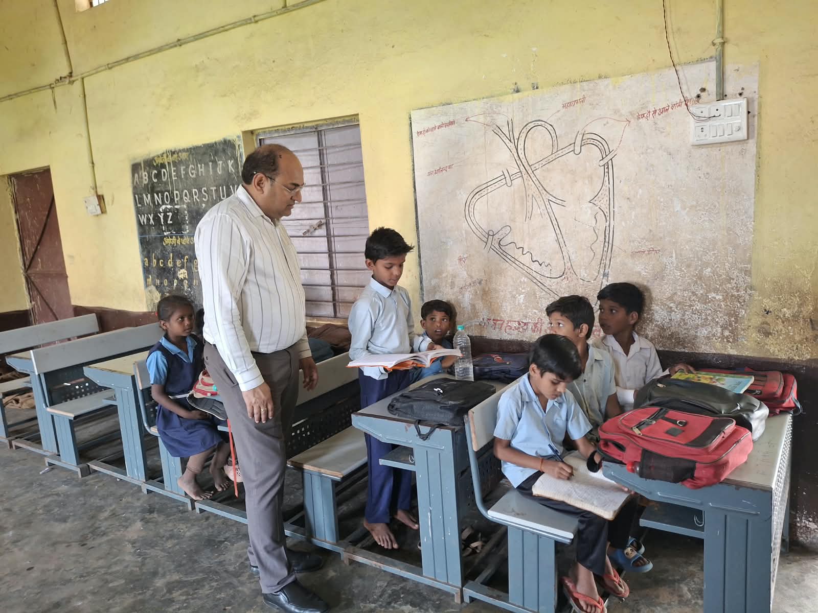स्कूल का निरीक्षण करने पहुंचे कमश्निर।