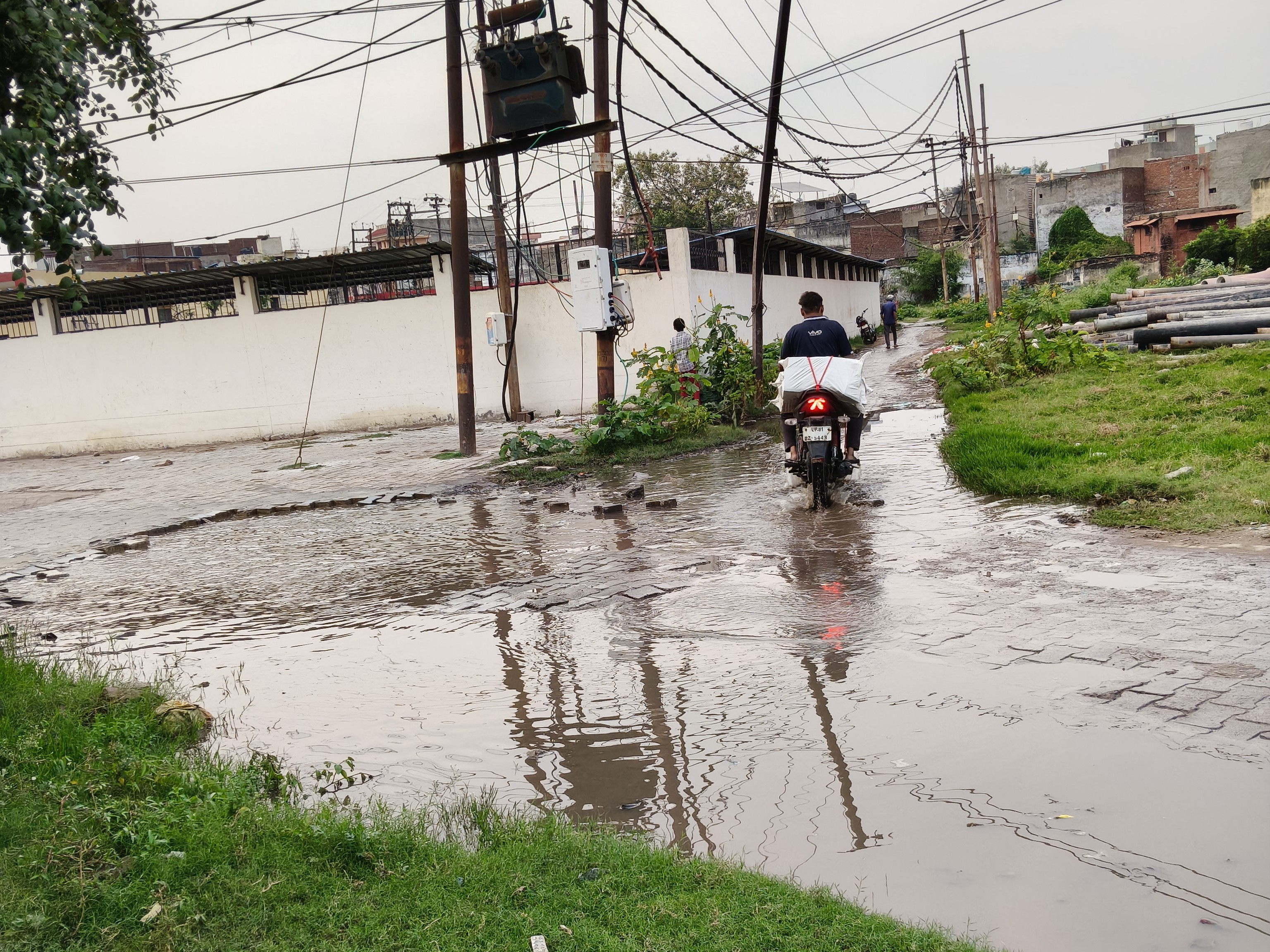 Aligarh Water Box Ward 8 Waterlogging | Smart City Claims Questioned