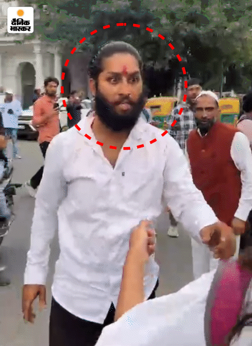 सफेद शर्ट पहने ये दीपक सिसोदिया है। दीपक का वीडियो वायरल हुआ था जिसमें वो लोगों को लाठी दिखाकर धमका रहा है।