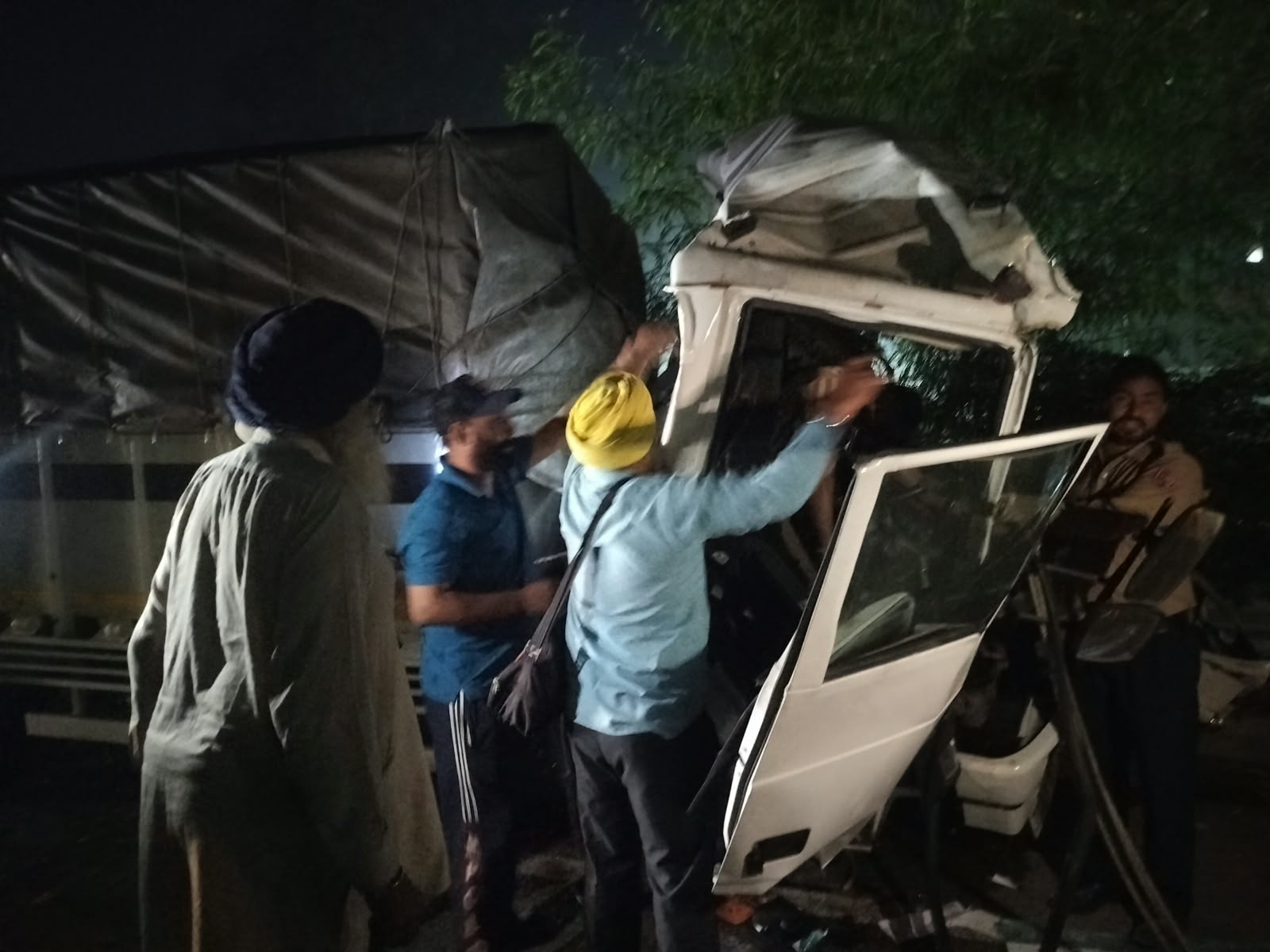 हादसे के बाद सड़क सुरक्षा फोर्स की टीम ने दुर्घटनाग्रस्त ट्रक को सड़क किनारे करवाया।