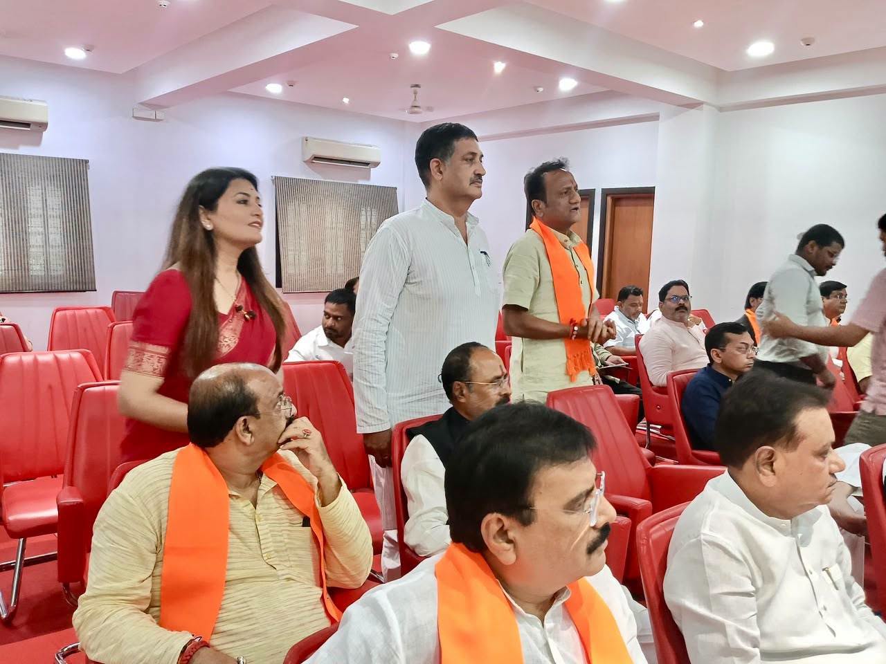 सभी जिलों के प्रभारी-सहप्रभारी बैठक में शामिल हुए।