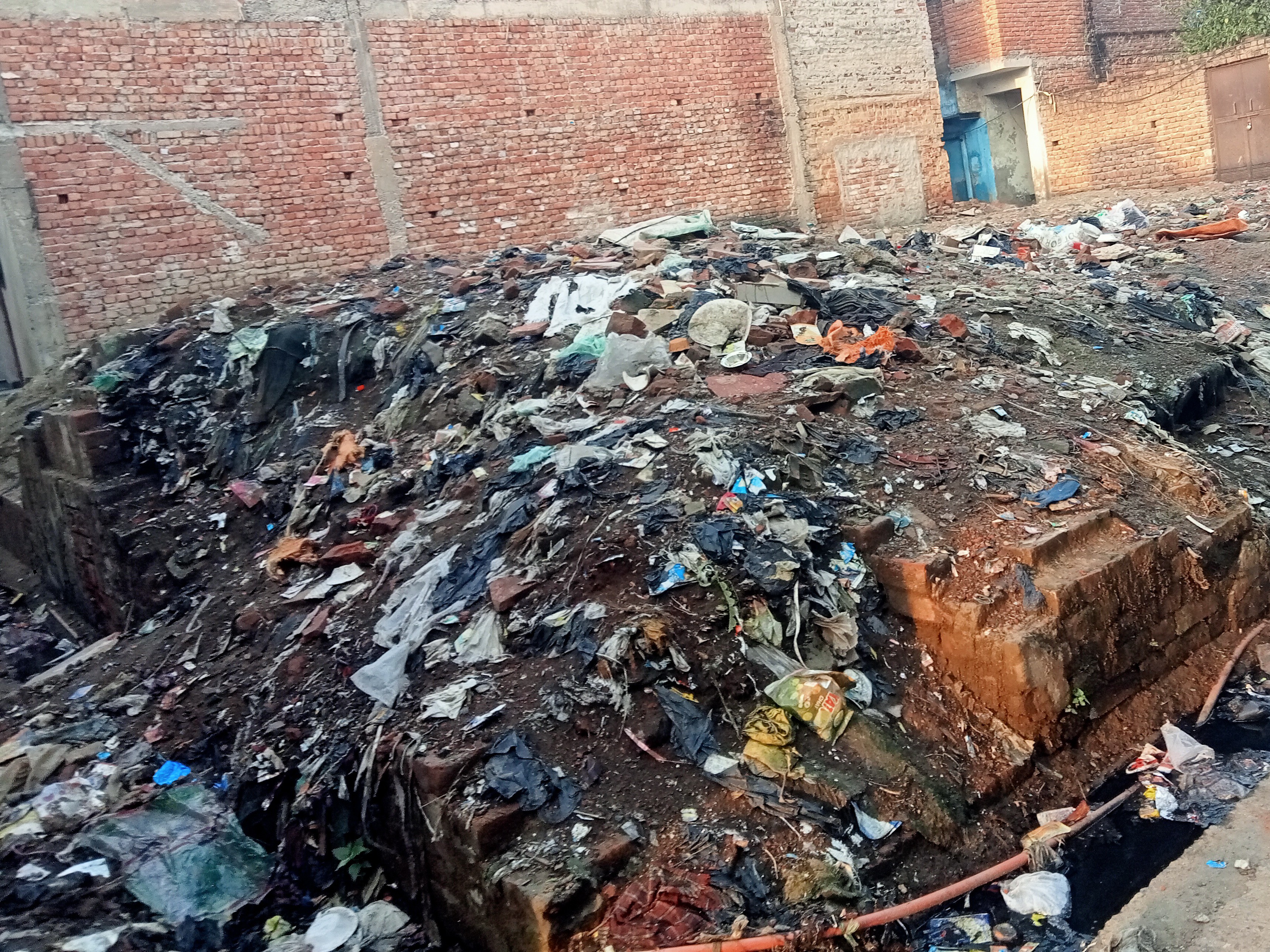 Aligarh Ward 74 Crisis | Garbage Dump Threatens Public Health & Children