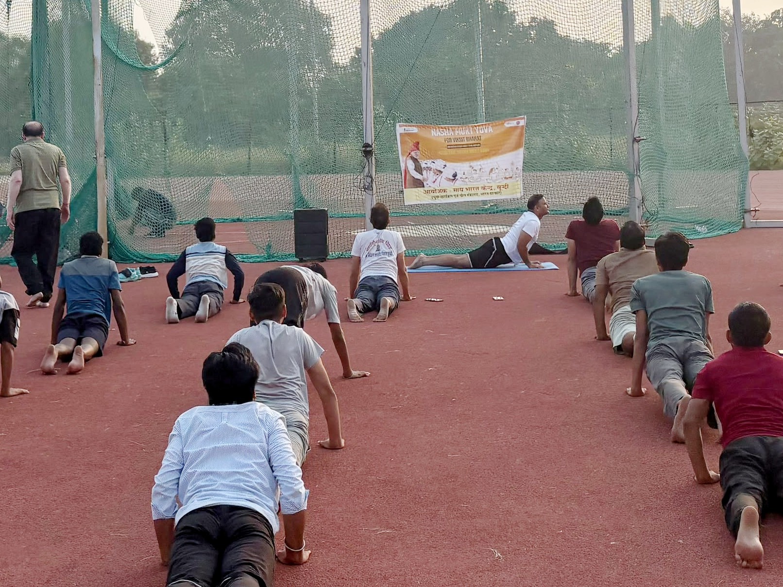 योग प्रशिक्षक भूपेन्द्र योगी ने युवाओं को सूर्य नमस्कार, ताड़ासन सहित कई योग कराए।