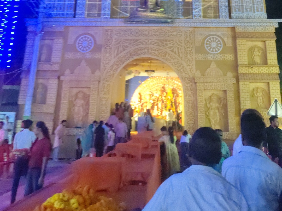 माता के दर्शन के लिए पहुंच रहे श्रद्धालु।