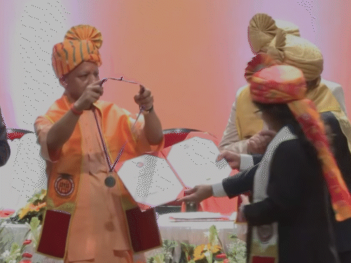 गोल्ड मेडल पाने वालों में आठ छात्राएं और तीन छात्र हैं।