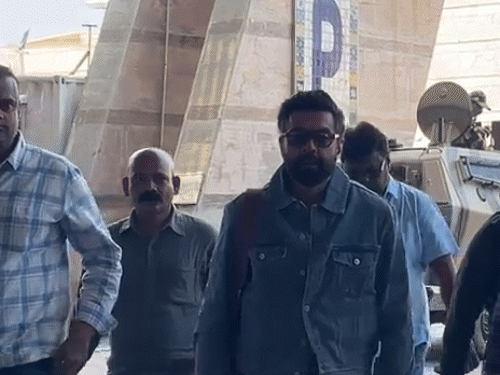 जयपुर में शूटिंग पूरी होने के बाद बॉबी देओल आज सुबह मुंबई रवाना हो गए।