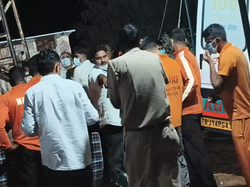 बच्चे को बोरवेल से निकालने के बाद एम्बुलेंस से हॉस्पिटल लेकर गए।