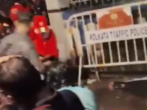 भगदड़ में घायल एक महिला को स्थानीय लोगों ने अस्पताल पहुंचाया।
