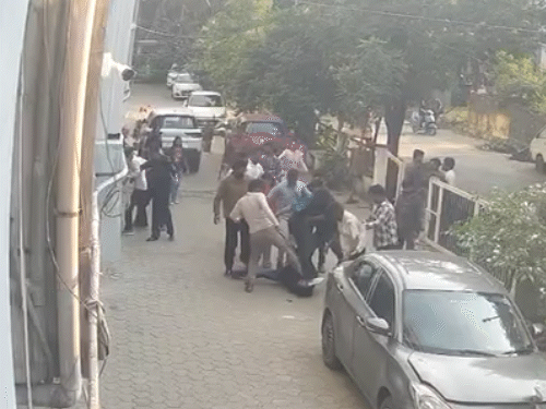 सीसीटीवी फुटेज में 10 से 15 युवक कॉलोनी में पहुंचते और भरत सोनी को घर से बाहर निकालकर पीटते दिखाई दे रहे हैं।