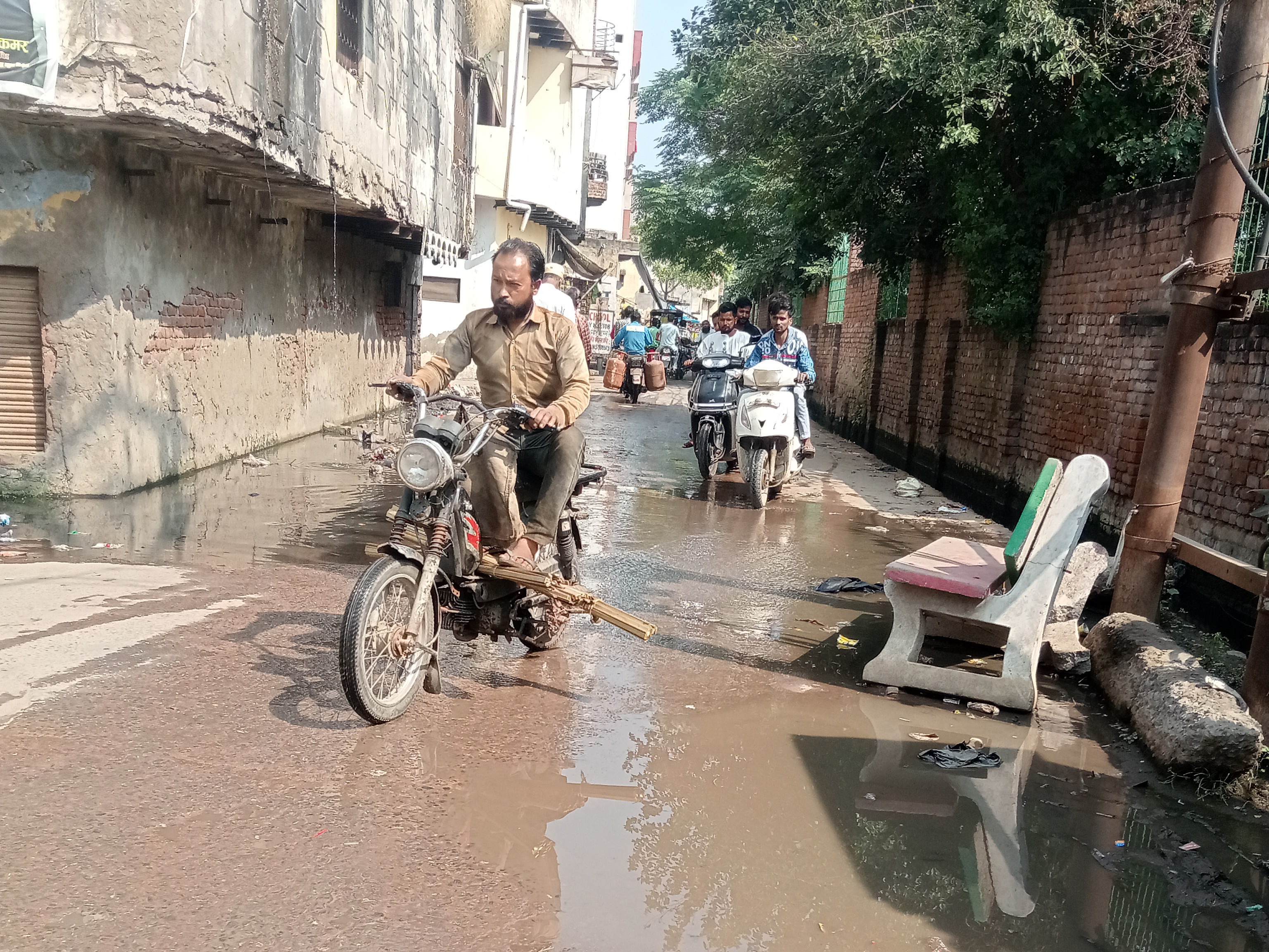 Aligarh Ward 77 Waterlogging | Civic Negligence Drains Overflowing