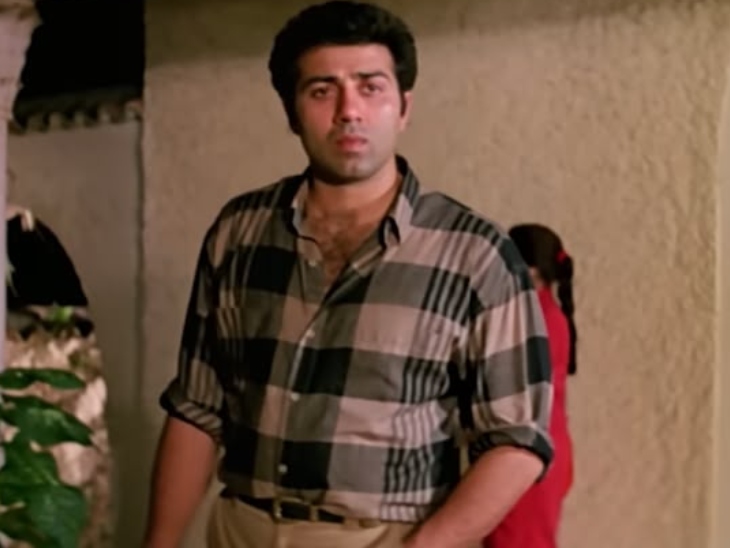 फिल्म ‘घायल’ बॉक्स ऑफिस पर ब्लॉकबस्टर रही थी। साल 1990 में यह सबसे ज्यादा कमाई करने वाली फिल्मों में दूसरे नंबर पर थी।