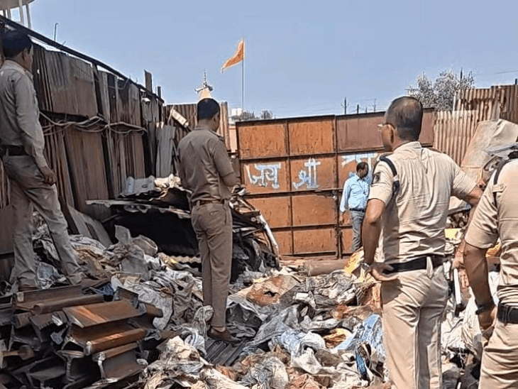 जामुल पुलिस ने पांडे कबाड़ी के गोदाम से एंगल, तार जाली और लोहे की सामग्री जब्त की - Dainik Bhaskar