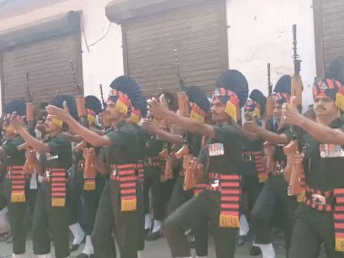 सेना के जवानों ने शहीद को सलामी दी।