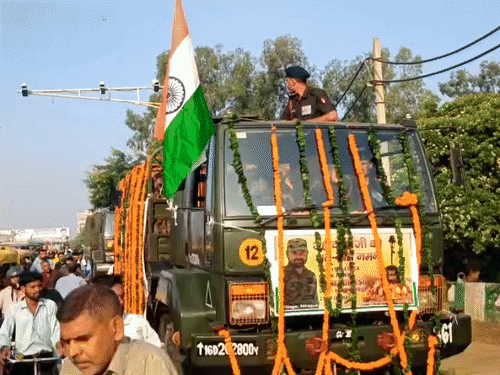 शनिवार सुबह सेना की टीम दिल्ली से पार्थिव शरीर लेकर फरीदाबाद पहुंची।