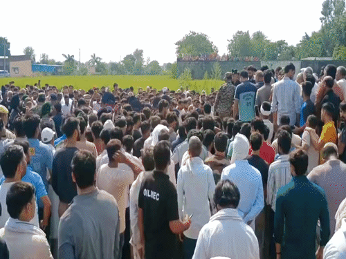 हीरापुर गांव में हुए अंतिम संस्कार में काफी संख्या में ग्रामीण पहुंचे।