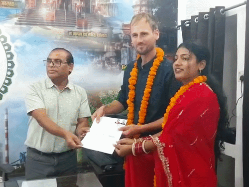 अफसर ने दोनों को मैरिज सर्टिफिकेट जारी किया।