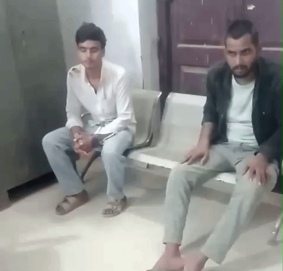 ब्लैक शर्ट में मुख्य आरोपी, जिसने मारपीट की।