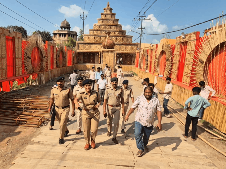 पूजा-पंडाल में पुलिस अधिकारी।
