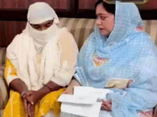 सोशल वर्कर रूप कौर के साथ पीड़िता।