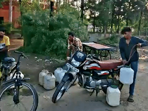 इंदौर के कई इलाकों में लोग सुबह से ही पानी की व्यवस्था करने में जुट जाते हैं।
