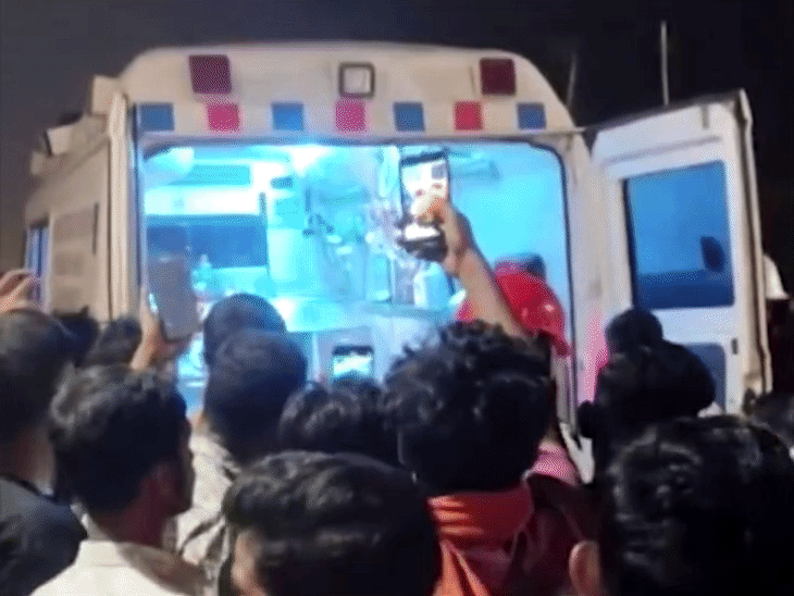 गुजरात के भरूच की दवा-फैक्ट्री में ब्लास्ट, 5 की मौत: 6 लोग घायल; जहरीली गैस का रिसाव होने से अफरा-तफरी भी मची सभी घायलों को एम्बुलेंस से अस्पताल ले जाया गया।