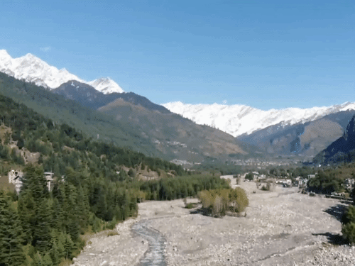 हिमाचल प्रदेश के मनाली में कई पहाड़ बर्फ से ढक गए हैं।