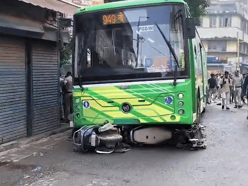 दो स्कूटी बस के सामने वाले दो पहिए के नीचे फंस गई।