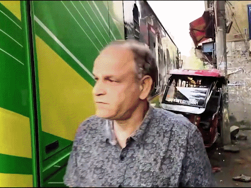 बस ने ई-रिक्शा को भी टक्कर मारी। पुलिस ने घटनास्थल की घेराबंदी की है।