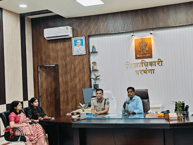 अधिकारियों के साथ बैठक करते हुए जिलाधिकारी।