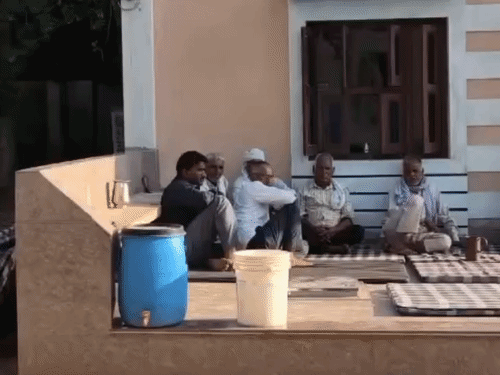 प्रशिक्षु अग्निवीर महेश कुमार के निधन की सूचना मिलते ही उनके घर पर गांव वाले सांत्वना देने पहुंच गए।