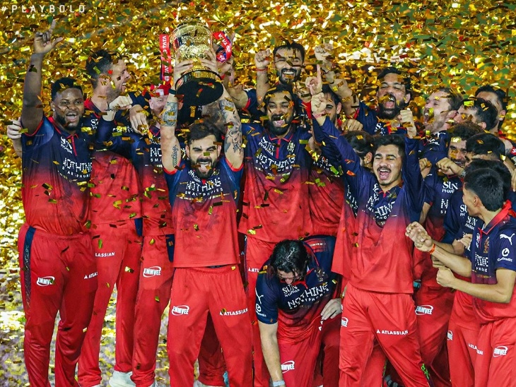 रॉयल चैलेंजर्स बेंगलुरु डिफेंडिंग चैंपियन है। टीम ने IPL 2025 और 2026 की ट्रॉफी अपने नाम किया।  - Dainik Bhaskar