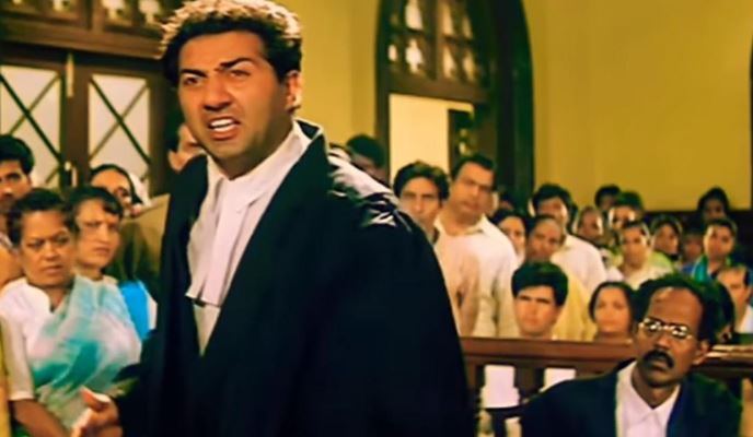 सनी देओल की फिल्म ‘दामिनी’ का डायलॉग “तारीख पे तारीख” आज भी असल जिंदगी में मुहावरे की तरह इस्तेमाल होता है।