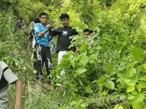 घायलों को लोगों ने कार से निकाला।