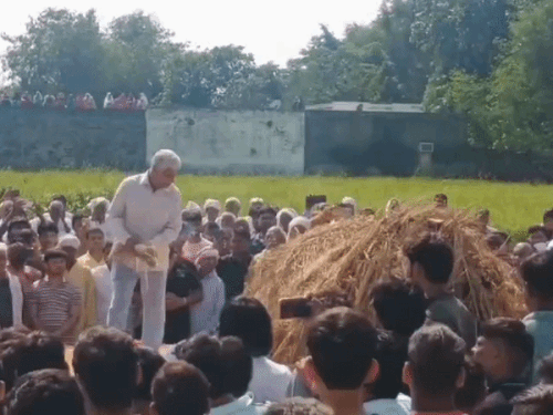 दिनेश के पिता सूरज प्रकाश ने उन्हें मुखाग्नि दी।