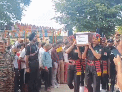 शहीद की पार्थिव देह को घर लेकर जाते जवान।
