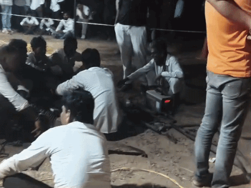 देसी जुगाड़ एक्सपर्ट माधाराम सुथार की टीम ने बच्चे को निकालने के लिए लोहे के सरियों से उपकरण तैयार किया था।