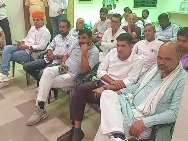 बैठक में मौजूद रहे समाज के लोग।