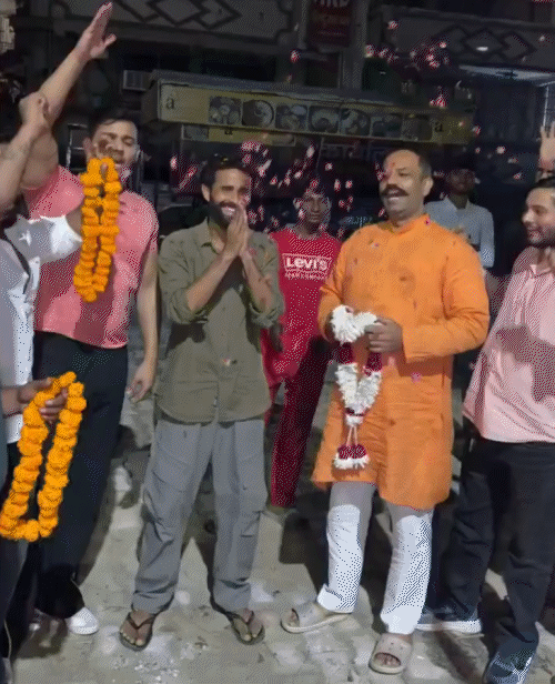 रवींद्र और रमन के जमानत पर बाहर आने के बाद उनका स्वागत किया गया था। इसमें पिंकी चौधरी भी मौजूद हैं।