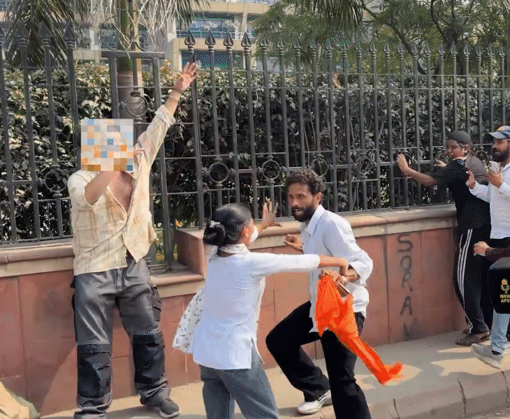 हाथ में भगवा गमछा लिए दिख रहा शख्स रवींद्र गोविंद है। उसका एक लड़के को पीटते हुए ये वीडियो वायरल हुआ था।
