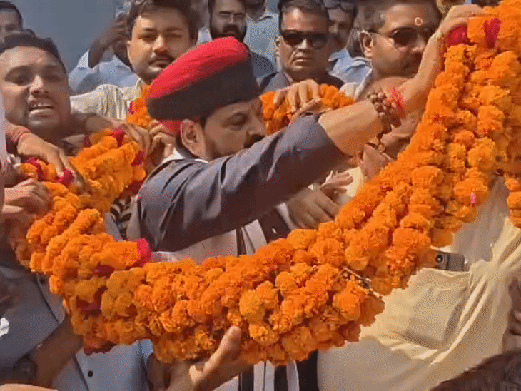 भाजपा कार्यकर्ताओं ने बृजभूषण शरण सिंह का स्वागत किया।
