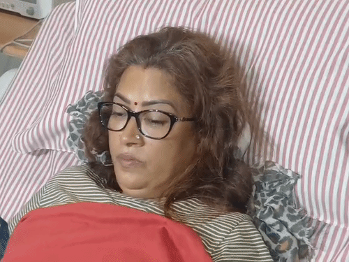 प्रेस कॉन्फ्रेंस के दौरान भावुक होकर आंसू पोंछतीं कैबिनेट मंत्री रेखा आर्या।