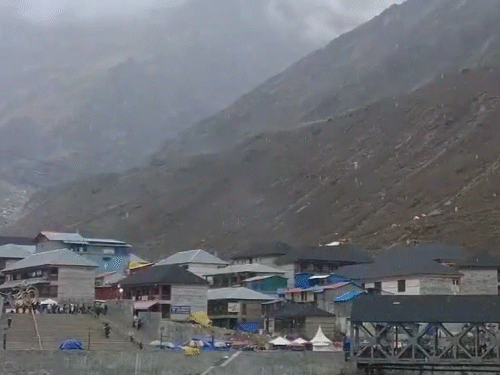 उत्तराखंड के केदारनाथ में शनिवार को बारिश के साथ-साथ बर्फबारी भी हुई।