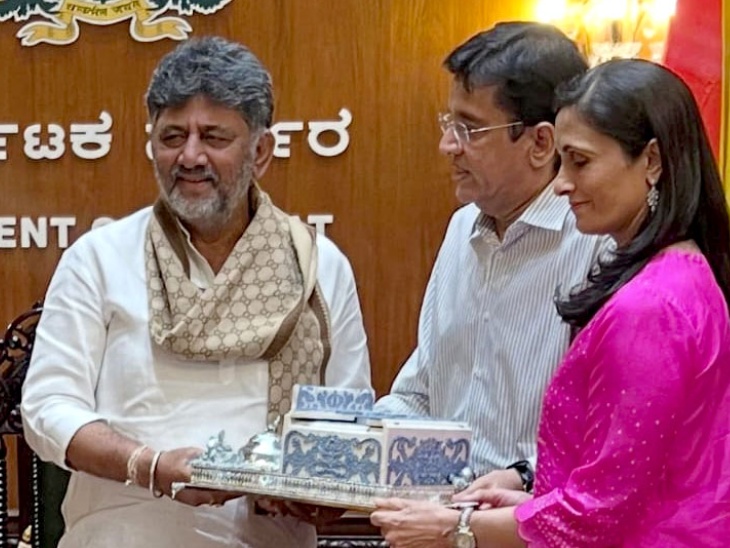 कर्नाटक मुख्यमंत्री डी.के.शिवकुमार को न्योता देते हुए।