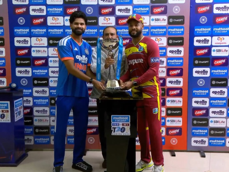 भारत के कप्तान श्रेयस अय्यर (बाएं) और वेस्टइंडीज के शाई होप ट्रॉफी के साथ।