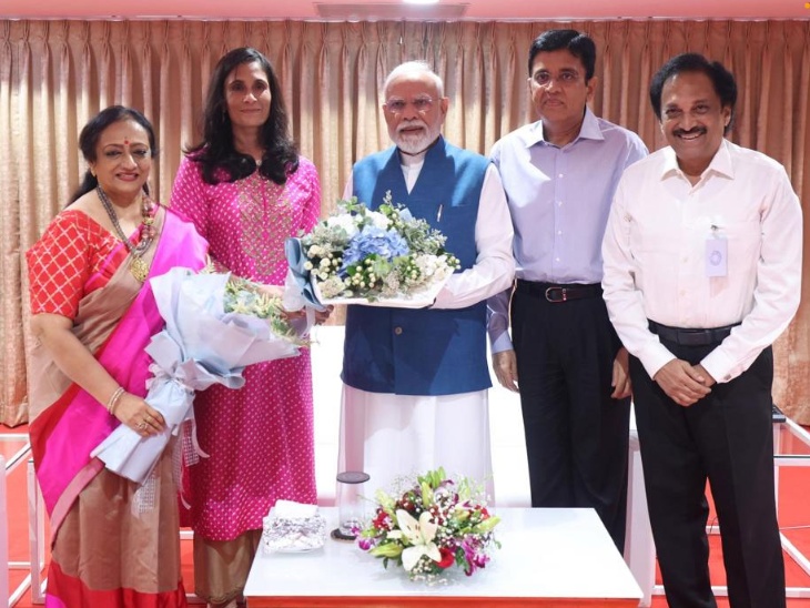 प्रधानमंत्री नरेंद्र मोदी को काव्या-अनिरुद्ध के परिवार ने शनिवार को न्योता दिया।