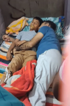 दूसरे बेड पर पिता की लाश बड़े बेटे के साथ थी। बेटे के मुंह से झाग निकल रहा था।