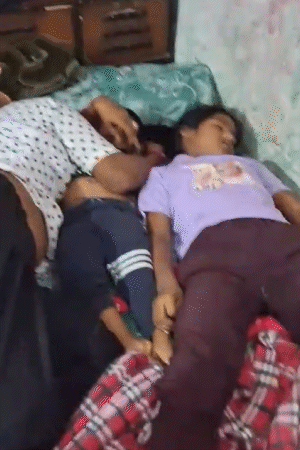 घर में एक बेड पर मां और छोटा बेटा और बेटी की लाश पड़ी थी।