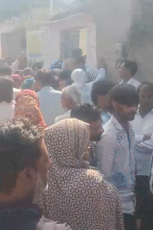 घटना का पता चलते ही घर के बाहर गांव वालों की भीड़ जमा हो गई।